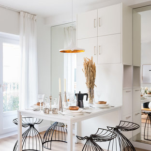 Modelo de comedor de cocina actual, pequeño, con paredes blancas, suelo beige y suelo de madera clara
