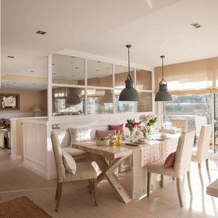 Imagen de comedor campestre, de tamaño medio, abierto, con paredes beige, suelo de madera clara y suelo beige