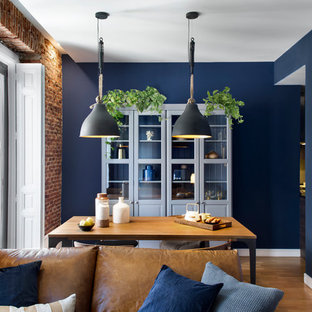Diseño de comedor tradicional renovado, abierto, sin chimenea, con paredes azules y suelo de madera en tonos medios