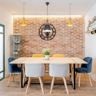 Imagen de comedor ladrillo, industrial, ladrillo, con paredes rojas, suelo de madera en tonos medios, suelo marrón y ladrillo