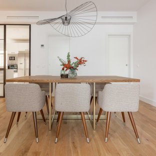 Ejemplo de comedor contemporáneo con paredes blancas, suelo de madera en tonos medios y suelo marrón