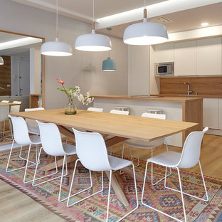 Modelo de comedor escandinavo con paredes grises, suelo de madera en tonos medios y suelo marrón