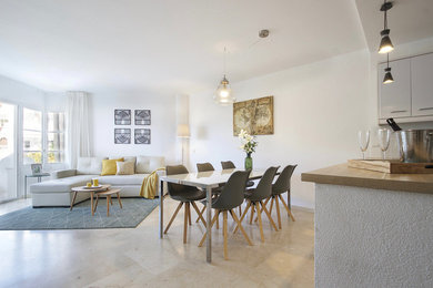 Стильный дизайн: гостиная-столовая в современном стиле с белыми стенами и бежевым полом - последний тренд