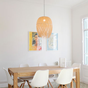 Imagen de comedor contemporáneo con paredes blancas y suelo multicolor