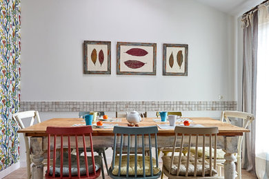 Ejemplo de comedor mediterráneo de tamaño medio cerrado sin chimenea con paredes multicolor y suelo de madera clara