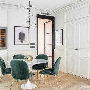 Diseño de comedor boiserie, escandinavo, boiserie, con paredes blancas, suelo de madera clara, suelo beige y boiserie