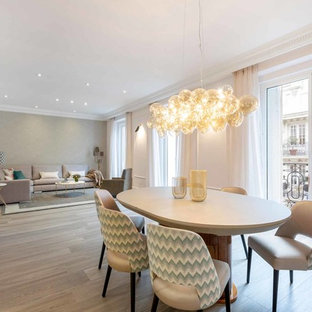 Diseño de comedor contemporáneo, abierto, sin chimenea, con paredes blancas y suelo de madera clara