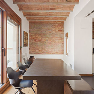 Diseño de comedor de cocina mediterráneo con paredes blancas, suelo de madera en tonos medios y suelo marrón