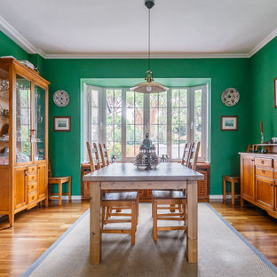 Diseño de comedor tradicional renovado, cerrado, con paredes verdes, suelo de madera en tonos medios y suelo marrón