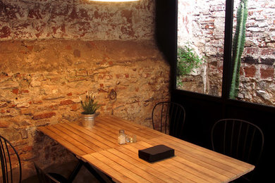 Ejemplo de comedor urbano de tamaño medio cerrado sin chimenea con paredes beige