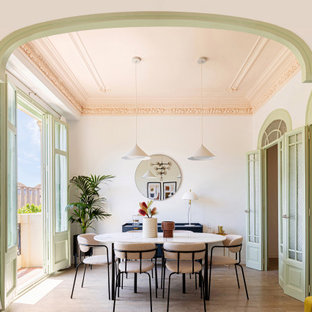 Imagen de comedor tradicional renovado, de tamaño medio, con paredes blancas, suelo de madera en tonos medios y suelo marrón