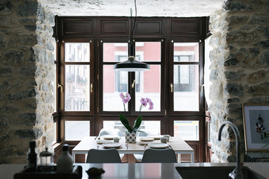 Ispirazione per una sala da pranzo rustica con parquet chiaro