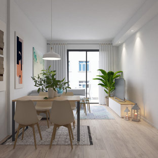 Inredning av en nordisk liten matplats med öppen planlösning, med vita väggar och mellanmörkt trägolv