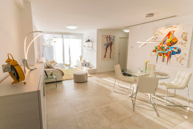 バレンシアにある広いコンテンポラリースタイルのおしゃれなLDK (白い壁、セラミックタイルの床、ベージュの床、折り上げ天井) の写真