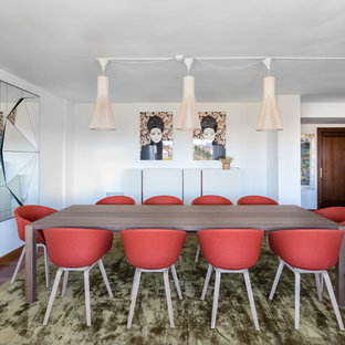 Diseño de comedor contemporáneo, de tamaño medio, abierto, con paredes blancas, suelo marrón y suelo de madera en tonos medios