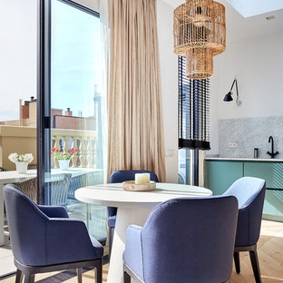 Modelo de comedor tradicional renovado, abierto, con paredes blancas, suelo de madera clara y suelo beige