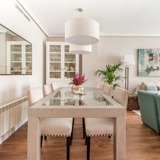 Modelo de comedor tradicional renovado, de tamaño medio, abierto, con paredes grises, suelo de madera en tonos medios y suelo marrón