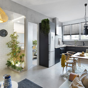 Diseño de comedor contemporáneo, de tamaño medio, abierto, sin chimenea, con paredes grises, suelo de cemento y suelo gris