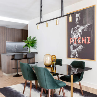 Imagen de comedor de cocina contemporáneo con paredes blancas, suelo de madera clara y suelo beige