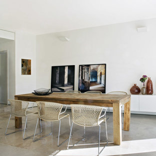 Modern inredning av en mellanstor matplats med öppen planlösning, med vita väggar och kalkstensgolv