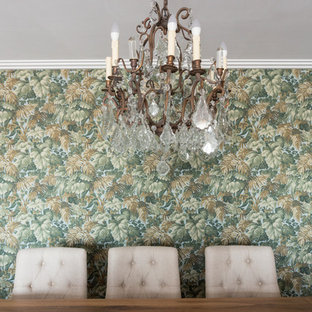 Réalisation d'une salle à manger ouverte sur le salon bohème de taille moyenne avec un mur multicolore, un sol en bois clair, cheminée suspendue, un manteau de cheminée en bois et un sol beige.