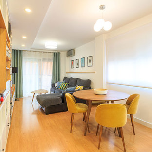 Ejemplo de comedor contemporáneo con paredes blancas, suelo de madera en tonos medios y suelo beige
