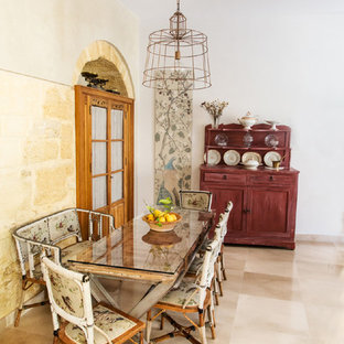 Imagen de comedor mediterráneo, sin chimenea, con paredes blancas y suelo beige