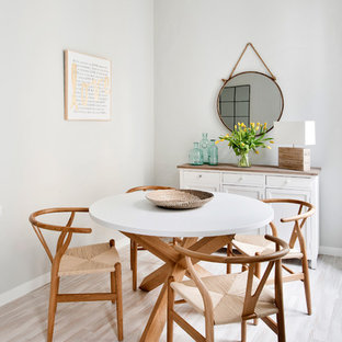 Diseño de comedor tradicional renovado, de tamaño medio, abierto, sin chimenea, con paredes grises, suelo de madera clara y suelo beige