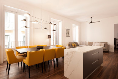 Пример оригинального дизайна: гостиная-столовая среднего размера в современном стиле с белыми стенами и темным паркетным полом без камина