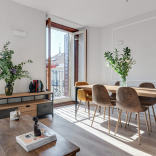 Ejemplo de comedor panelado, contemporáneo, panelado, con paredes blancas, suelo de madera en tonos medios, suelo marrón y panelado