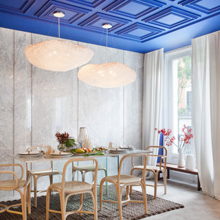 Idee per una grande sala da pranzo aperta verso il soggiorno mediterranea con pareti grigie, pavimento in cemento e nessun camino