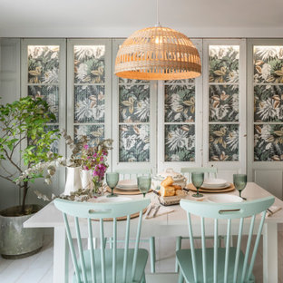 Foto de comedor escandinavo, sin chimenea, con paredes grises, suelo de madera pintada y suelo blanco