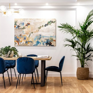 Ejemplo de comedor contemporáneo con paredes blancas, suelo de madera en tonos medios y suelo marrón