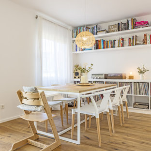 Diseño de comedor actual, abierto, con paredes blancas, suelo de madera en tonos medios y suelo marrón