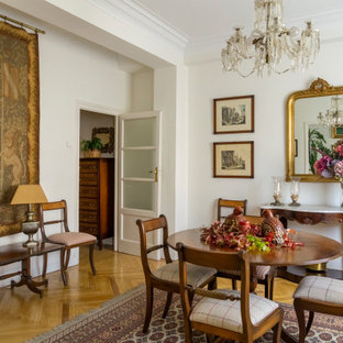 Ejemplo de comedor clásico, cerrado, con paredes blancas, suelo de madera en tonos medios y suelo marrón