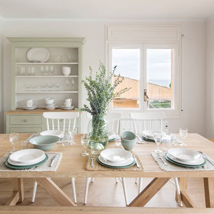 Modelo de comedor cerrado con paredes beige, suelo de madera clara y suelo beige