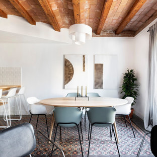Modelo de comedor abovedado, mediterráneo, con paredes blancas y suelo multicolor