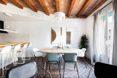Modelo de comedor abovedado mediterráneo con paredes blancas y suelo multicolor