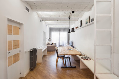 Ejemplo de comedor industrial con paredes blancas y suelo de madera en tonos medios