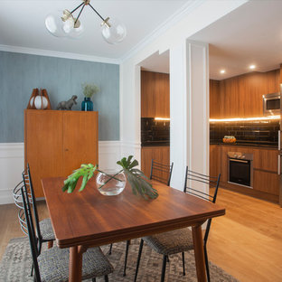 Foto de comedor de cocina retro, sin chimenea, con paredes azules y suelo de madera en tonos medios