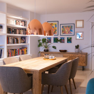 Idee per una grande sala da pranzo minimal con pareti viola e pavimento beige