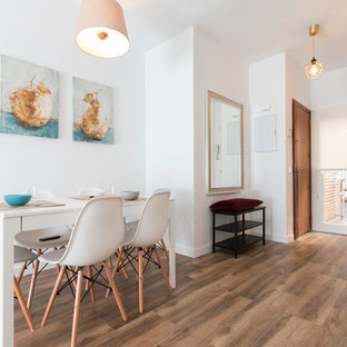 Ejemplo de comedor contemporáneo, abierto, sin chimenea, con paredes blancas, suelo marrón y suelo de baldosas de porcelana