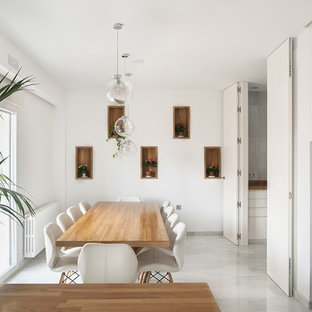 Diseño de comedor contemporáneo, sin chimenea, con paredes blancas y suelo gris