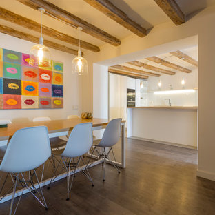 Modelo de comedor contemporáneo, grande, abierto, con paredes blancas, suelo de madera en tonos medios, chimenea lineal, marco de chimenea de baldosas y/o azulejos y suelo marrón