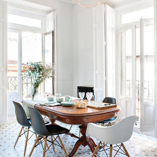Diseño de comedor panelado, contemporáneo, de tamaño medio, panelado y abierto, con paredes blancas, suelo multicolor, panelado, suelo de baldosas de cerámica, chimenea tradicional y marco de chimenea de metal