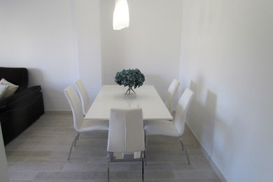 Cette image montre une salle à manger minimaliste.