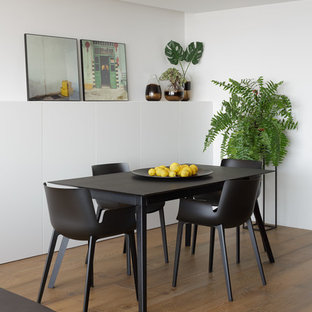 Ejemplo de comedor costero, abierto, con paredes blancas, suelo de madera en tonos medios y suelo marrón