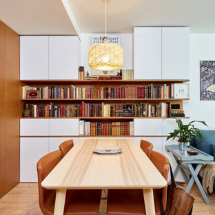 Modelo de comedor actual, pequeño, sin chimenea, con paredes blancas, suelo de madera clara y suelo beige