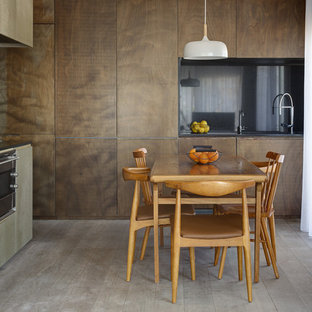 Modelo de comedor de cocina contemporáneo, sin chimenea, con suelo de madera clara y suelo gris