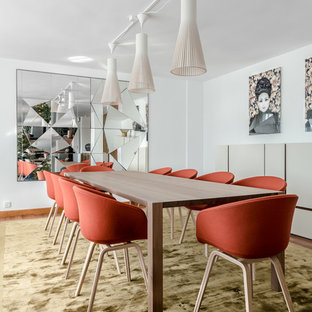 Imagen de comedor actual, grande, con paredes blancas
